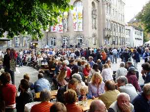 Bayrische Biergartenkultur vor der Schule