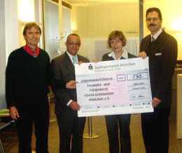 Scheck&uuml;bergabe der Stadtsparkasse M&uuml;nchen im Januar 2006