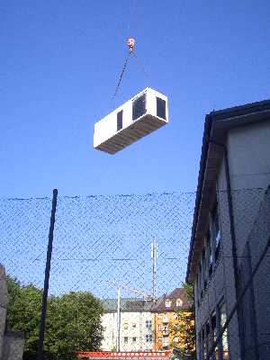 Einbringen der Container - Klicken zum Vergr&ouml;&szlig;ern